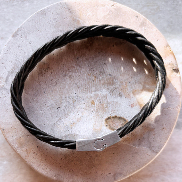 *Force armbånd sort flettet læder stål lås 19 cm