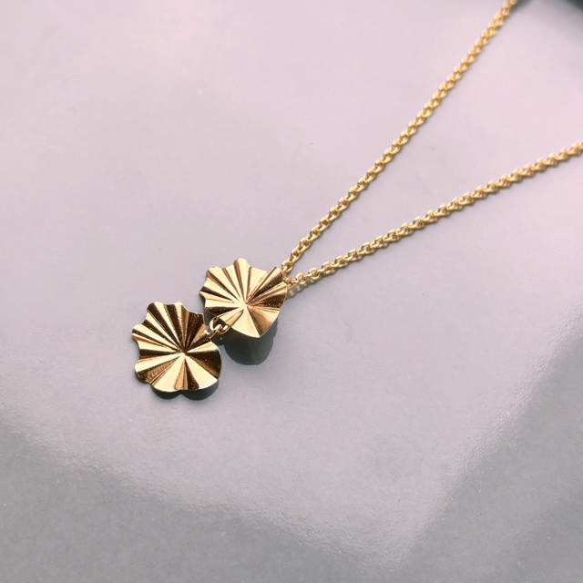 *Vedhæng plissé 8 kt. m. sølvkæde