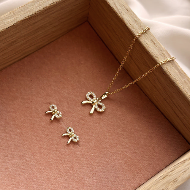 *Vedhæng sløjfe cubic zir 8 kt m.sølvkæde