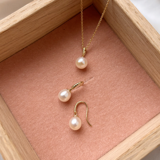 *Vedhæng fkp. 8 kt m.sølvkæde