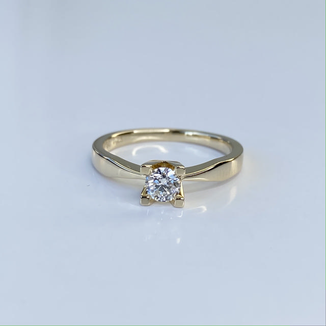 *Kleopatra ring 0,35 H-W/SI 14 kt.