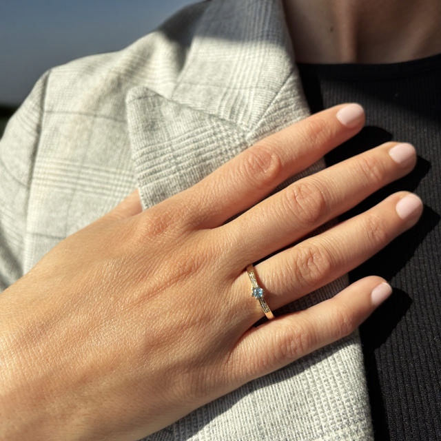 Vida Darling ring 0,10 blå topas+0,04H-W/P1 8 kt
