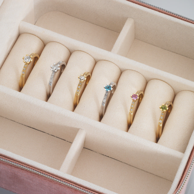 Vida Darling ring 0,10 blå topas+0,04H-W/P1 8 kt