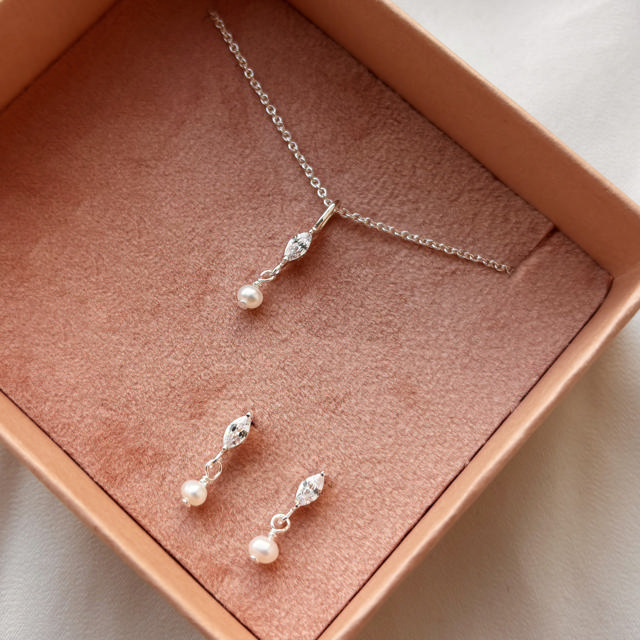 *Pixel smykkesæt cubic zir./perle sølv